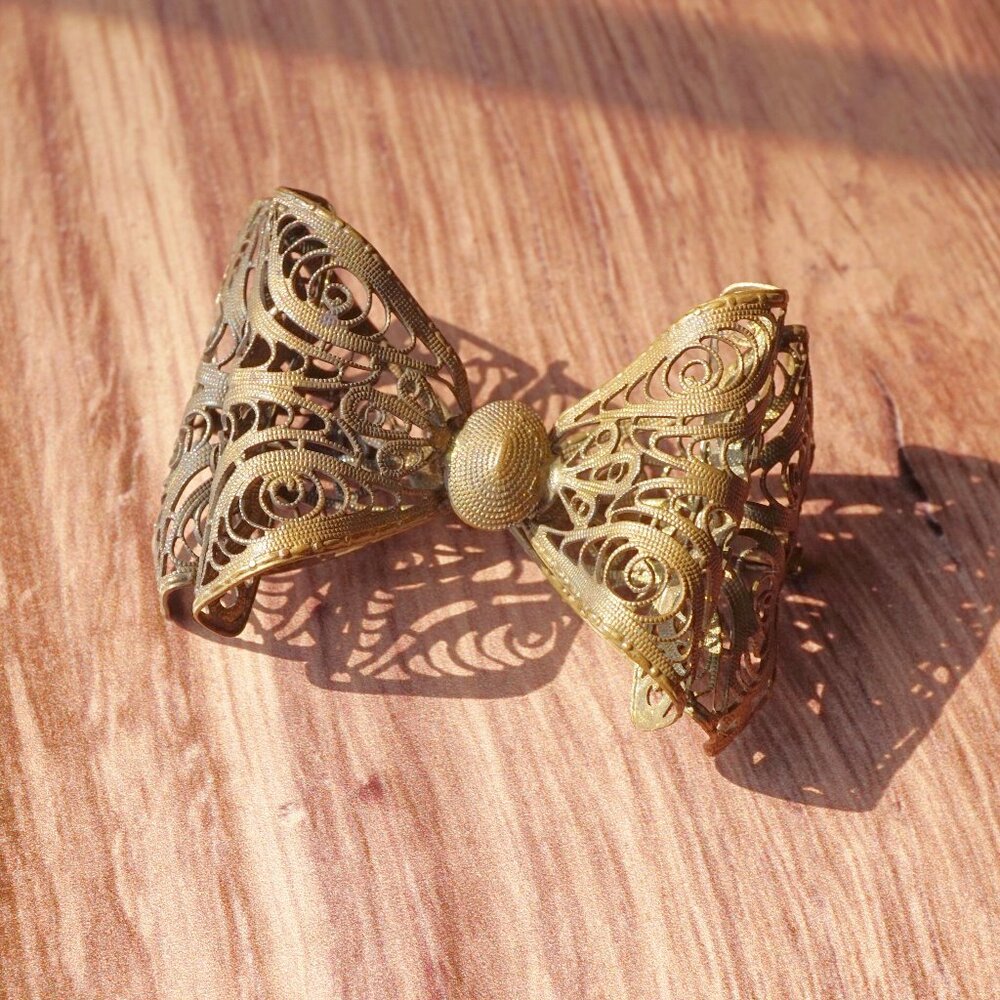 Antique 1920s Filigree Dimensional Bow Brooch